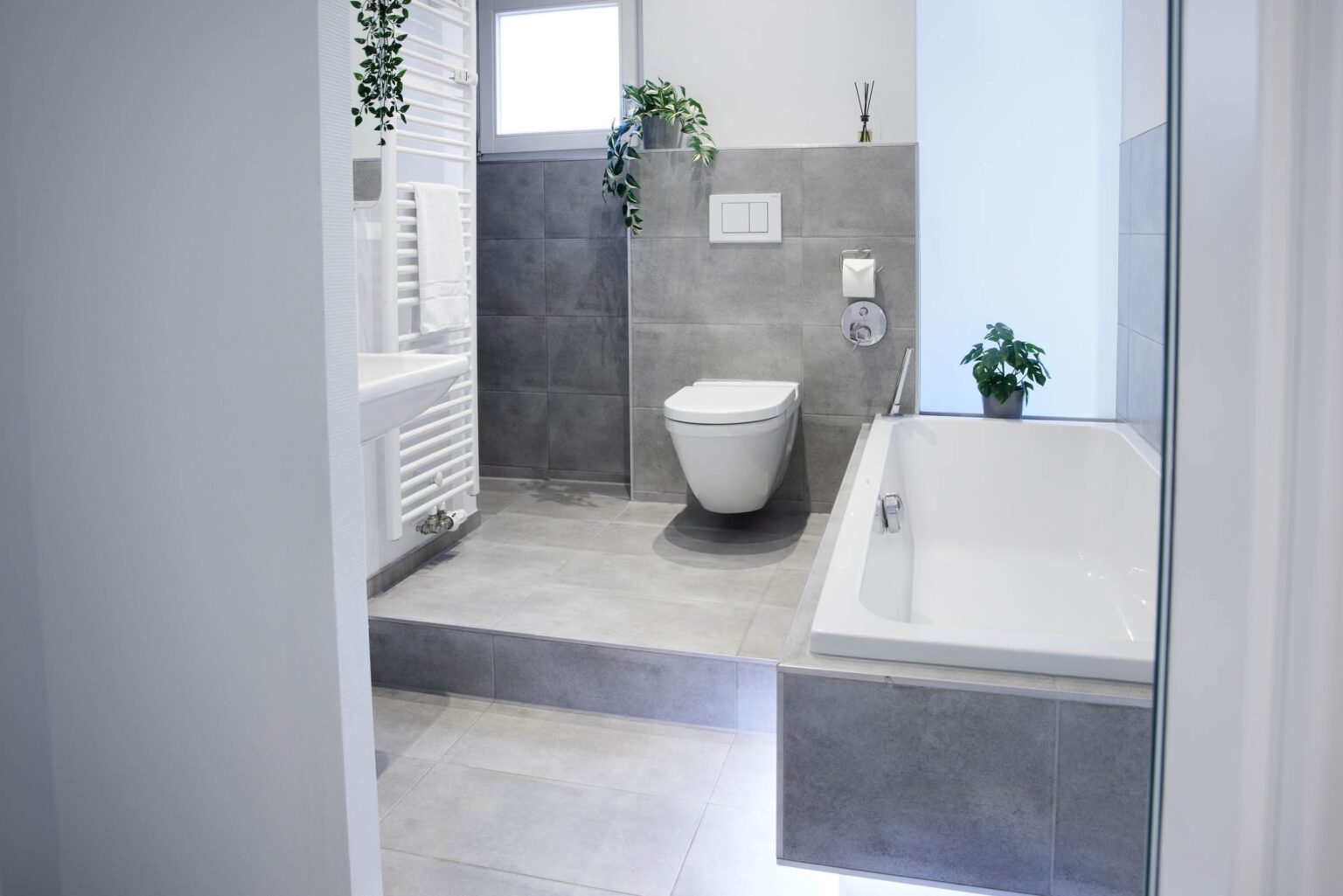 IDEE Living - Ein modernes Badezimmer mit Toilette und Waschbecken.