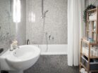 IDEE Living - Modernes Badezimmer mit Badewanne und Dusche, weißem Waschbecken, Wandspiegel und einem Holzregal mit Toilettenartikeln, Handtüchern und Toilettenpapier.