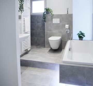 IDEE Living - Ein modernes Badezimmer mit Toilette und Waschbecken.